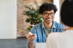 jeune étudiant qui sourit