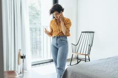 femme au téléphone dans une chambre