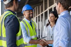 quatre personnes en réunion sur un chantier