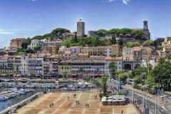 Cannes ne connaît pas la crise : ses prix immobiliers sont en augmentation et la ville abrite la 2e rue la plus chère de France, le Boulevard de la Croisette. © bwzenith - Getty images