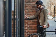 L'interphone doit être placé de façon à être accessible à une personne à mobilité réduite. © Dimensions - Getty images