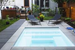 Mettez en place un contrat de location pour louer votre piscine privée, afin de formaliser votre accord avec le locataire. © Linda Raymond - Getty images