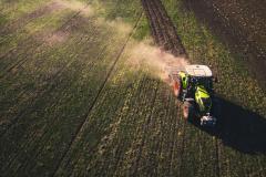 Tracteur sur terrain agricole