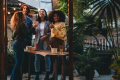 4 amis en train de prendre un verre 