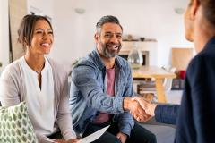 Il est essentiel de se sentir en phase avec l'agent immobilier et d'écouter son feeling. © Ridofranz - Getty images