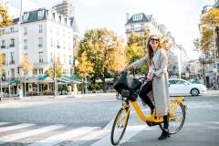 Paris est la métropole française la plus « vélo-friendly », malgré une sécurité à revoir pour les cyclistes. © RossHelen – Getty Images