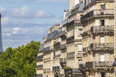 Immeubles parisiens avec vue sur la Tour Eiffel