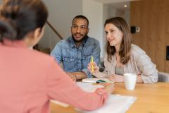 Vous pouvez souscrire votre assurance emprunteur dans l’établissement de votre choix. © Mr Vito - Getty Images