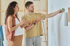 parents choisissent la peinture pour leur future chambre en sous-sol