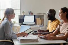 couple devant le notaire pour succession d'un bien