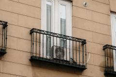 Pensez à consulter le règlement de copropriété avant d'installer une clim sur votre balcon. © MarioGuti - Getty images