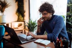 Vous pouvez être soumis à des autorisations si vous souhaitez transformer votre logement en bureaux. © Anchiy - Getty images