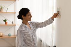 Les thermostats connectés permettent de réduire la consommation d'énergie d'un logement. © fizkes - Getty images