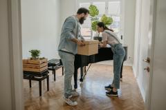 couple qui déménage un piano