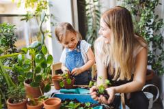 maman jardinant avec sa petite fille sur le balcon 