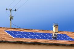 4 foyers équipés sur 10 envisagent d’installer de nouveaux panneaux solaires. © Max Labeille - Getty Images