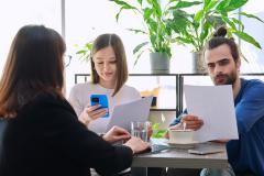 Le portage immobilier permet de soulager financièrement le propriétaire d'un bien, qui transfère temporairement la propriété de son bien à un investisseur le temps d'apurer ses dettes. © Valeriy_G - Getty images