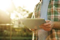 Homme en train de chercher un terrain avec gps