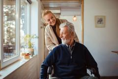 Les proches aidants ne sont plus les grands oubliés de l’assurance emprunteurs. © vorDa - Getty Images