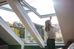 Installer une verrière balcon pour une pièce baignée de lumière