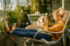 Femme avec son labrador