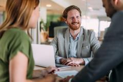 Banques, courtiers… plusieurs professionnels peuvent vous accompagner pour votre rachat de crédits. © VioletaStoimenova - Getty Images