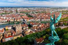 Lyon affiche un marché à contre-courant, avec des prix en baisse de 5,8 % alors que le reste de la France enregistre une hausse des prix de 1 %. © Gregory_DUBUS - Getty images