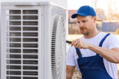 L'entretien d'une pompe à chaleur coûte entre 100 et 160 € pour une intervention ponctuelle, et entre 240 et 400 € dans le cadre d'un contrat de maintenance. © ronstik - Getty images