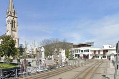 Mérignac, située en périphérie de Bordeaux, est une commune prisée pour son cadre de vie agréable, ses infrastructures modernes et son dynamisme économique. © Google Street View