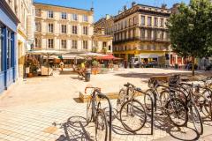 Entre son dynamisme économique, son patrimoine culturel et son cadre de vie agréable, Bordeaux a de quoi séduire.. © RossHelen - Getty images