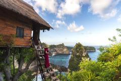 Une femme, dans son logement sur l'île de Bali