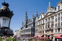 Bruxelles, vue sur la Grand Place, avec un réverbère au premier plan