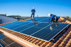 Les nombreuses aides disponibles permettre de réduire significativement le coût de l’installation de panneaux solaires. © Eloi_Omella – Getty Images