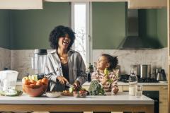 Une femme et sa petite fille cuisinent ensemble chez elles