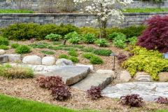 5 idées design pour aménager un jardin en pente