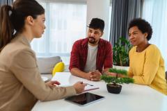 Renégocier prêt immobilier pour réduire vos mensualités. © Getty Images - bluecinema
