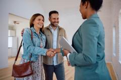 Acheter ou investir : la réponse à cette question dépend de plusieurs paramètres. © Drazen Zigic – Getty Images