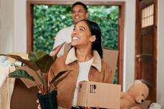 Il est possible d’optimiser ses coûts tout en assurant un déménagement serein, en particulier si l’on s’appuie sur un service de courtage. © Jacob Wackerhausen - Getty images