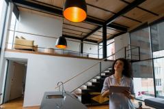 Installer un système d’éclairage intelligent est une démarche qui allie confort, économies d’énergie et modernité. © andresr - Getty images