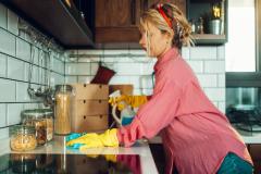 Le nettoyage de printemps est une tradition qui permet de faire place nette, d’assainir son logement et de repartir sur de bonnes bases. © zamrznutitonovi - Getty images