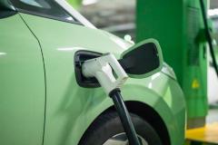Une borne de recharge électrique permet de démarquer son parking de la concurrence. ©Getty Images