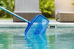 Comment retirer les dépôts au fond de votre piscine ?