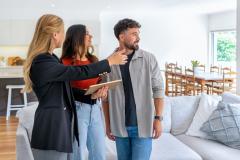 Faire estimer sa maison par une agence, c’est gratuit ! © courtneyk - Getty Images
