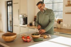 Un projet de cuisine durable et écologique implique des choix réfléchis en matière de matériaux, d’équipements et de pratiques quotidiennes. . © svetikd - Getty images