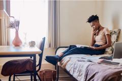 Louer un bien immobilier à un étudiant peut s'avérer rentable, notamment dans les villes universitaires où la demande locative est forte. © Moyo Studio - Getty images