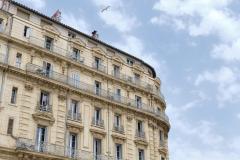 Les compteurs individuels permettent une répartition équitable des charges de copropriété. © jordi magrans - Getty Images