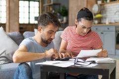 Revenus, charges, aides… les choses à prendre en compte pour établir votre budget d’achat. © valentinrussanov – Getty Images