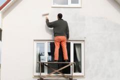 Repeindre une façade n’est pas seulement une question de décoration, mais aussi d’entretien préventif. © MyrKu - Getty images