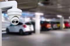 Une caméra de surveillance est installée dans le parking couvert d'une copropriété