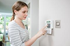 Alarme, détecteur de fumée, serrures renforcées ou encore domotique : les solutions sont nombreuses pour sécuriser son logement efficacement. © Image Source - Getty images